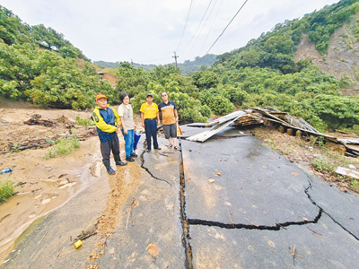 大雨狂炸台中,霧峰桐林山區暗坑巷柏油路面7月31日崩裂,道路中斷。(市議員張芬郁提供/潘虹恩台中傳真) image