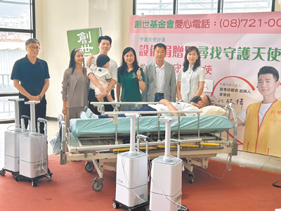 創世基金會屏東院今年虧損300萬元,但不忘顧及院民生活品質,近日募款購入等離子消毒殺菌機、自動翻身床、減壓脂肪墊,提升照護效能。(謝佳潾攝) image