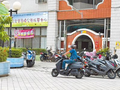 高雄左營翠峰國宅大廈中庭的地面磁磚,最近下雨天凸顯溼滑問題,有騎士連人帶車摔倒擦傷,成為安全隱憂。(紀爰攝) image
