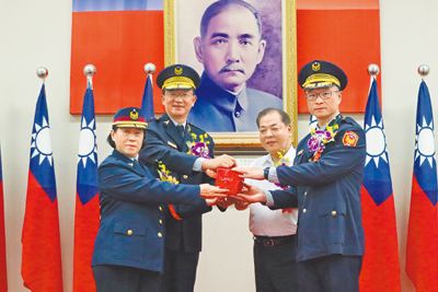 曾破獲創意私房案件的新竹縣新任警察局局長林建隆(右一)1日宣誓就職。(邱立雅攝) 曾破獲創意私房案件的新竹縣新任警察局局長林建隆(右一)1日宣誓就職。(邱立雅攝)
