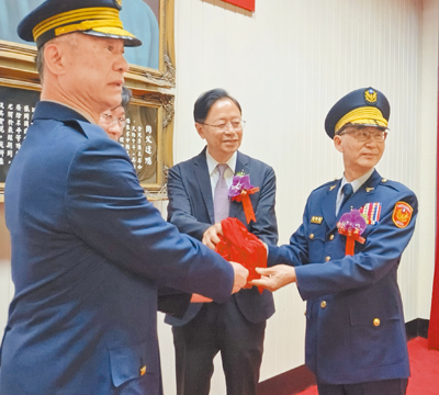 桃園市警察局長廖恆裕(右)1日上任,桃園市長張善政(中)表示,去年媒體調查桃園治安滿意度是六都中最高,相信廖恆裕一定能維持這個動能,將桃園警政帶向新的境界。(賴佑維攝) 桃園市警察局長廖恆裕(右)1日上任,桃園市長張善政(中)表示,去年媒體調查桃園治安滿意度是六都中最高,相信廖恆裕一定能維持這個動能,將桃園警政帶向新的境界。(賴佑維攝)