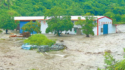 連日豪雨,台東金崙溪水暴漲潰堤,原本的道路成為汪洋,滾滾泥流直沖太麻里1家民宿,所幸業者已撤離。(蔡旻妤攝) image