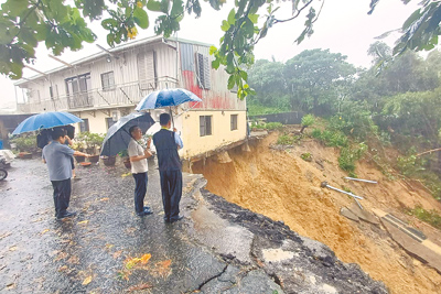 台南市柳營區旭山里一處民宅2日晚間發生地基淘空、邊坡土石滑落情形,相關單位人員3日前往會勘,為避免後續可能災害,緊急撤離住戶共8人。(柳營區公所提供/洪榮志台南傳真) image
