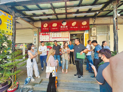 桃園市忠貞市場車流壅塞,汽、機車穿梭其中讓行人險象環生,民代爭取設置特定時段禁止汽、機車進入標示,盼提升行人通行安全。(舒翠玲提供/姜霏桃園傳真) image