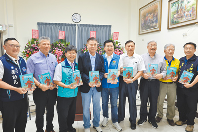 苗栗縣鍾姓宗親會理事長鍾道明(左三),將20年來行走大陸等地蒐集得來的史料典籍,逐一整理寫出「鍾姓漫談」一書,3日正式發表,曾任苗栗縣鍾姓宗親會理事長的縣長鍾東錦(左四)特地參加新書發表會。(謝明俊攝) image