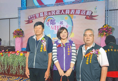台中市東勢區東新里長余運來(左)14年來花費逾50萬元,每年請東新國小及東新國中畢業生吃牛排,盼培養學生對家鄉的情感,圖為余運來獲頒績優里長。(本報資料照片) image