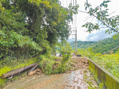 728豪雨造成台中多處災情,全市共計48條道路受阻,北屯區長壽巷土地坑溪農路土石坍塌,已完成搶通。(台中市府提供/陳淑娥台中傳真) image