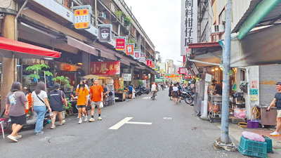 台南市7月以來天災頻仍,具有觀光指標性的國華街商圈假日人潮冷清。(程炳璋攝) image