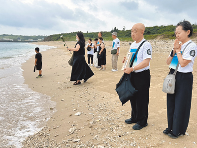 屏東縣恆春鎮潮音寺3日舉行慰靈祭悼念巴士海峽二戰戰歿者,日籍遺族出席150人,有人思念親人不禁潸然淚下,向天祈求世界再無戰爭。(謝佳潾攝) image