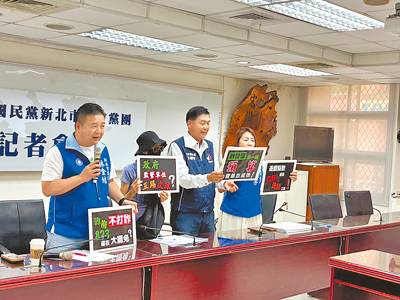 詐騙氾濫,不少詐團利用遊戲點數金流難以追蹤。國民黨新北市議員林國春(右二)、劉美芳(右一)、林金結(左一)4日召開記者會,呼籲中央應盡速修法,納管遊戲點數。(新北市議員林國春辦公室提供/柯毓庭新北傳真) image