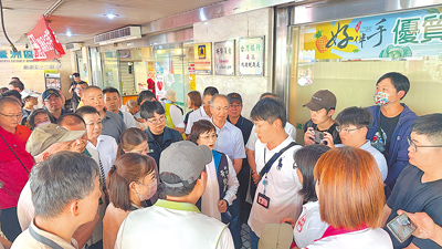 新北市蘆洲區成功路161號公有建物前禁設攤整頓,地方抗議聲浪四起,工務局4日原準備執行相關工程最後暫緩實施,將擇期再辦施工。(張鎧乙攝) image