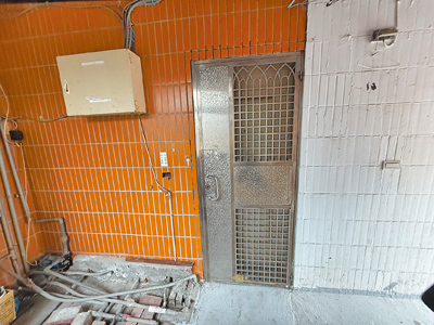 新北市工務局4日派員前往淡水新民街公寓勘查,但大門深鎖無人回應。(新北市工務局提供/張鎧乙新北傳真) image