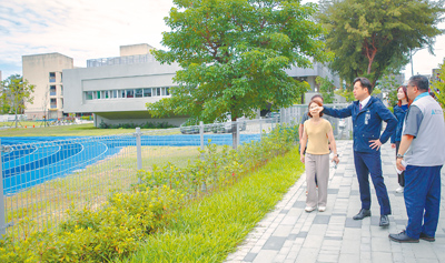 新竹市政府斥約2622萬元整建及修繕竹蓮國小通學步道,4日代理市長邱臣遠(左二)前往了解施工情形。(新竹市政府提供/王惠慧新竹傳真) image