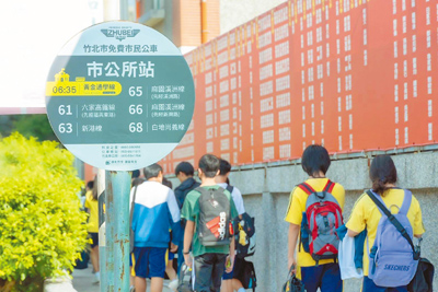 新竹縣竹北市公所推出的雙市黃金通學線9月起新增兩個站點,包括竹北市公所站及建功高中站。(竹北市公所提供/邱立雅竹縣傳真) image