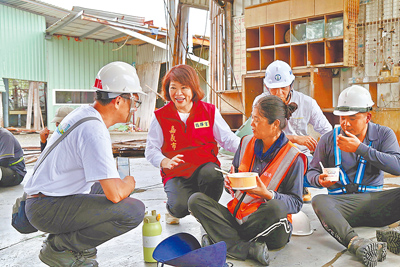 嘉義市長黃敏惠向支援嘉義市救災人員致謝。(嘉市府提供/廖素慧嘉市傳真) image