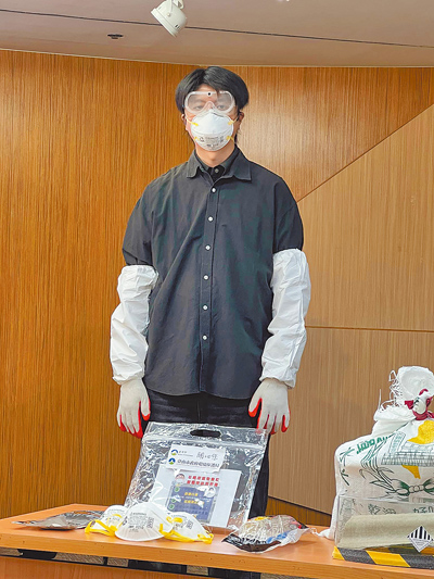 毒物管理專家、國立成功大學副校長李俊璋4日提醒,民眾自行拆除家中石綿瓦時,一定要先灑水溼潤,並戴N95口罩、護目鏡等防護裝備。(洪榮志攝) image