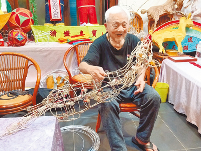 今年98歲的蕭在淦,從事傳統花燈製作70餘年,為「傳統工藝-花燈」保存者。(新竹市政府提供/王惠慧新竹傳真) image
