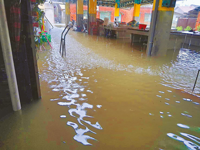 颱風豪雨接連肆虐台南,兩波豪雨也造成3處市場淹水,圖為後壁菁寮市場淹慘了。(市場處提供/曹婷婷台南傳真) image