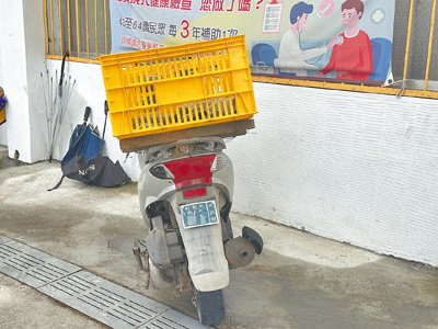 台東縣大武鄉大鳥村近日出現1輛懸掛住宅門牌超狂機車,引發熱議。(蔡旻妤攝) image