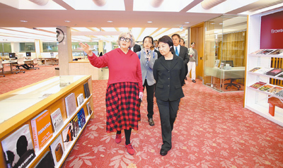 台中市長盧秀燕(前右)10日率團赴澳洲參訪昆士蘭州立圖書館。(台中市政府提供/馮惠宜台中傳真) image