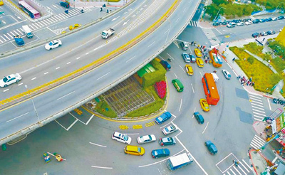 台北市政府3月宣布拆除公館圓環、填平車行地下道,讓路面成為「正交路口」,以降低肇事率,但有民眾、議員反映市府未充分溝通,因此原訂6月28日的動工日喊卡。(本報資料照片) image