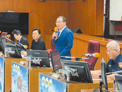 新北市長侯友宜(右二)12日至警察局主持8月治安會報。(王揚傑攝) image