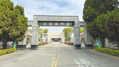 金門縣政府12日公布堪稱縣長陳福海任內規模最大的人事派令,共有13個局處首長異動;其中有3位年僅40多歲的新任一、二級主管最受矚目,外界期盼藉此能帶動縣府團隊年輕化。(于家麒攝) image