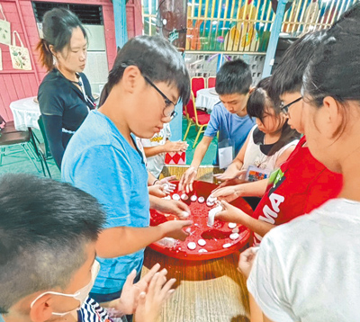 南投縣國姓鄉公所舉行「Fun客一夏」夏令營,帶孩子製作客家甜點牛汶水,從有趣的活動中輕鬆學客語。(國姓鄉公所提供/楊靜茹南投傳真) image