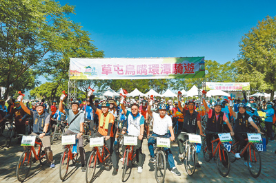 南投縣「草屯鳥嘴環潭騎遊」16日熱鬧登場,國內外及親子車友們近千人一同參與,眾人環遊鳥嘴潭。(南投縣政府提供/李京昇南投傳真) image