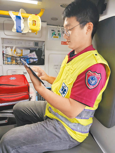 桃園市消防局將原「救護雲端作業平台」全面轉換至「緊急醫療救護智能平台─救急救難一站通」,可即時上傳病患生命徵象與後送資訊,並同步通知醫院,協助急診提前啟動治療,預計2025年11月正式上線啟用。(桃園市消防局提供/姜霏桃園傳真) image