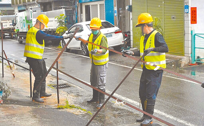 花蓮1名黃姓男子去年7月經法院拍賣購入吉安鄉福興一街6筆道路用地,要求住戶購地遭拒竟設置圍籬影響居民出入,鄉公所接獲陳情後在今年5月依法強制拆除。(花蓮縣吉安鄉公所提供/羅亦晽花蓮傳真) image