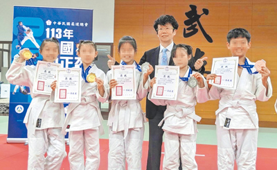 台北市9位柔道小將去年參加全國中正盃奪牌,家長申請體育獎勵金卻遭北市教育局以非學校報名、非代表北市為由退件。(台北市議員曾獻瑩研究室提供/邱芊台北傳真) image
