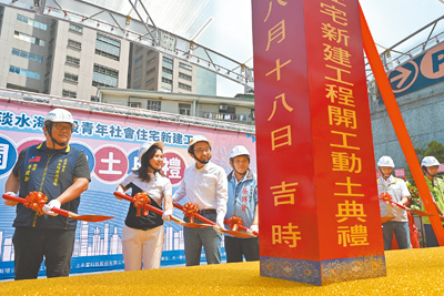 新北市長侯友宜(左三)18日主持「淡水區海天段青年社會住宅新建工程」開工典禮,該處距離捷運紅樹林站僅3分鐘步程,預計2028年竣工。(柯毓庭攝) image