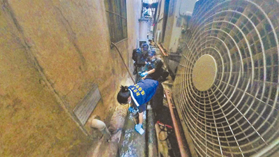 新北市樹林區不肖電鍍業者偷排大量強鹼廢水至潭底溝流域,環保局稽查員15日於汙水放口採樣蒐證。(新北市環保局提供/葉書宏新北傳真) image