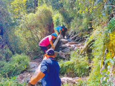 玉山主峰線步道約5.5公里處棧橋遭落石砸斷,開口契約廠商採購並利用現地可用材料,歷時3天迅速修復棧橋。(玉山國家公園提供/楊靜茹南投傳真) image