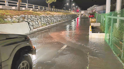 台東市下康樂排水工程施工期間遭逢上游放水,導致豐樂工業區街道積水,車輛行經宛如水上行舟。(民眾提供/蕭嘉蕙台東傳真) image