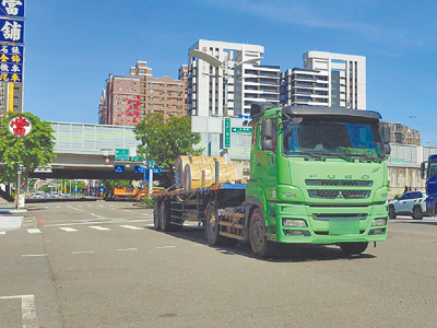 高雄市區多條主要幹道在交通尖峰時段管制聯結車、砂石車通行,但缺乏提醒牌面讓部分駕駛人抱怨是「罰單陷阱」,立委許智傑18日建議,強化設置相關管制提醒。(任義宇攝) image