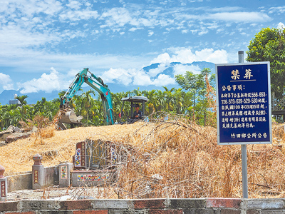 竹田鄉公所18日舉辦第七公墓遷葬開工暨祈福法會,未來朝產創園區方向規畫。(羅琦文攝) image