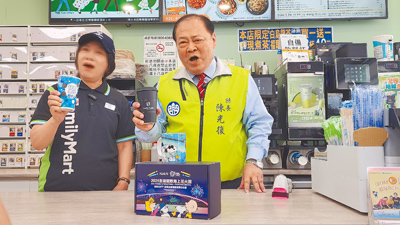 前行政院南服中心副執行長陳慧玲胞妹(左)在澎湖全家光復路店任職,今年4月底還和澎湖縣長陳光復合體拍廣告,行銷2025澎湖海上花火節。如今傳出陳慧玲也到超商擔任店員。(本報資料照片) image