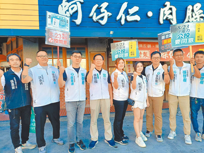 民眾黨立委張啓楷(左四)21日到彰化,爭取民眾823能踴躍出門,投下贊成核三延役公投票。(葉靜美攝) image