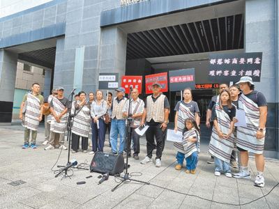 環保團體及哈崙台部落21日到環境部大門口,籲台電落實諮商同意前,應停止大甲溪光明抽蓄水力發電計畫的環評審查。(蔡佩珈攝) image