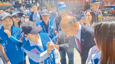 立法院長韓國瑜(右二)頂著烈日陪立委馬文君等人車掃,坦言頭曬得很痛,主動向台中市長盧秀燕(左二)要防曬噴霧。
(民眾提供/楊靜茹南投傳真) image