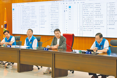 苗栗縣長鍾東錦(右二)為增加縣內公有長照家園能量,向中央爭取興建公有長照家園,獲衛生福利部補助3億餘元,加上縣府自籌2億4000萬餘元,將以總經費6億元在銅鑼鄉中平村擇地興建120床的住宿型長照家園。(本報資料照片) image