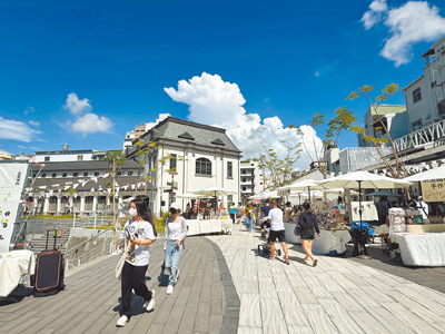 市定古蹟台南西市場21日重新開幕,市場外也有市集擺攤,吸引大批年輕遊客前來朝聖。(曹婷婷攝) image