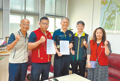 親慈慈善會與廠商簽訂修繕契約,由北門區長林建男(右二)見證,攜手改善弱勢家庭居住環境。(北門區公所提供/郭良傑台南傳真) image