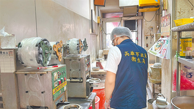 高雄早餐老店「興隆居」復興分店傳出櫥窗內有小蟑螂,高市衛生局獲報後派員查察,當場在店內發現蟑螂蹤跡,依法對業者裁罰3萬元以上、300萬元以下罰鍰。(高市衛生局提供/紀爰高雄傳真) image