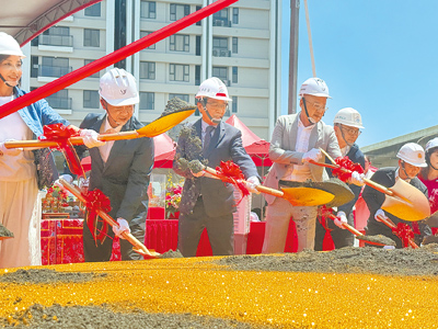 高雄捷運R20後勁站聯合開發案21日舉辦動土典禮,高雄市副市長林欽榮(左三)表示,此案鄰近台積電高雄廠,市府必須提前規畫建設,以因應科技產業聚落所帶來的人口提升與住宅需求。(紀爰攝) image