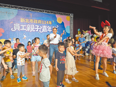 新北市政府22日舉辦員工親子嘉年華活動,新北市長侯友宜特地與小朋友們一起大跳《Baby Shark》同樂,將氣氛炒熱到最高點。(高鈞麟攝) image