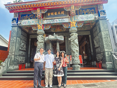 台南市永康區開天聖明宮主祀神農大帝,9年來庇佑53人考上醫學相關科系。左二為今年考上長庚大學中醫學系的張廷熊,右二為錄取英國3名校4所醫學碩士學程的陳妍妡醫師,左為陳俊銘中醫師。(曹婷婷攝) image