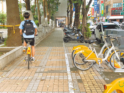 台南市公共自行車YouBike2.0系統上路逾2年,使用人次將達到1千萬,許多年輕人與遊客都習慣騎乘代步。(郭良傑攝) image
